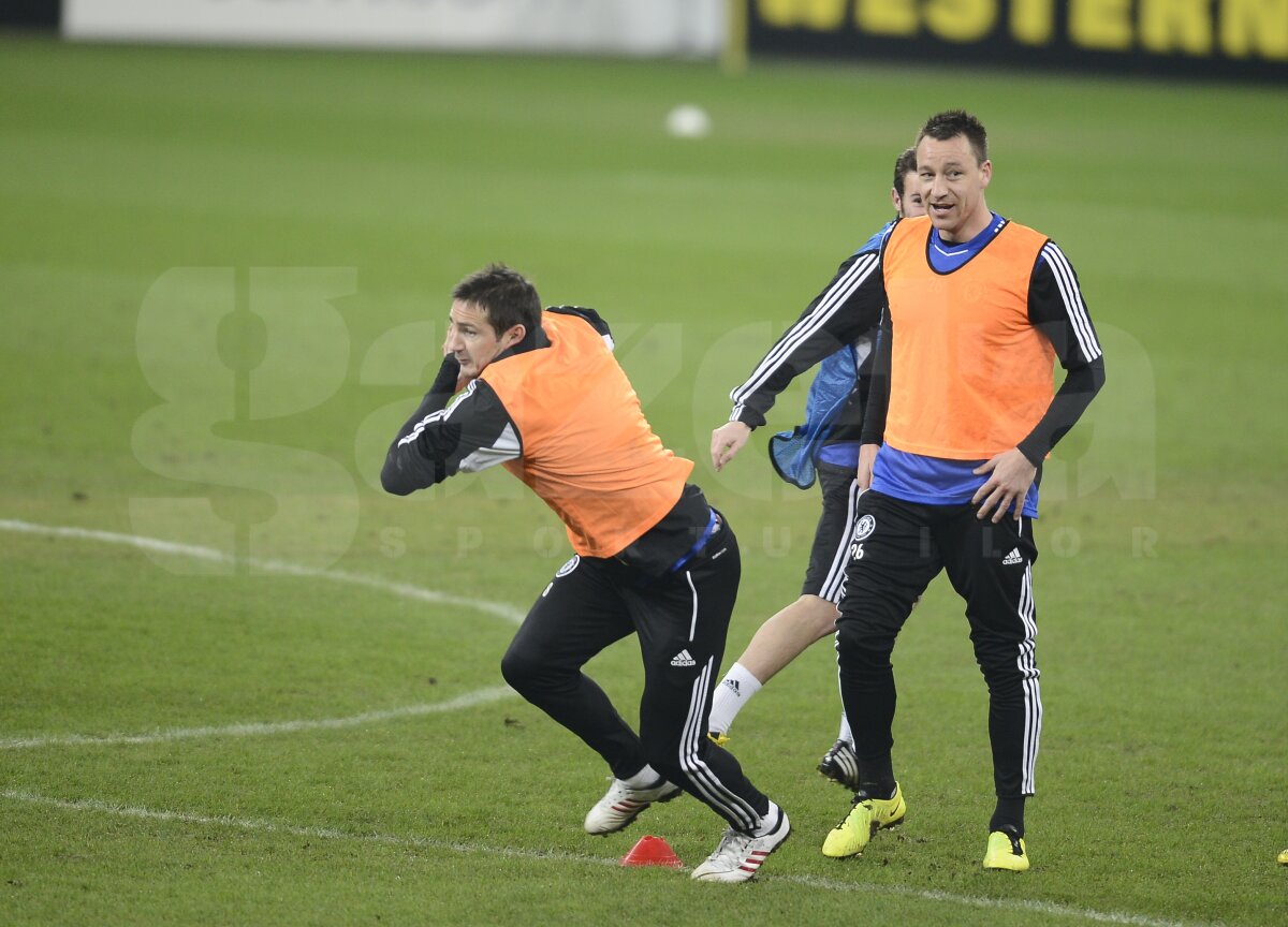 FOTO Spionaţi de Reghe şi MM » Jucătorii lui Chelsea au ridicat brazde pe Arena Naţională