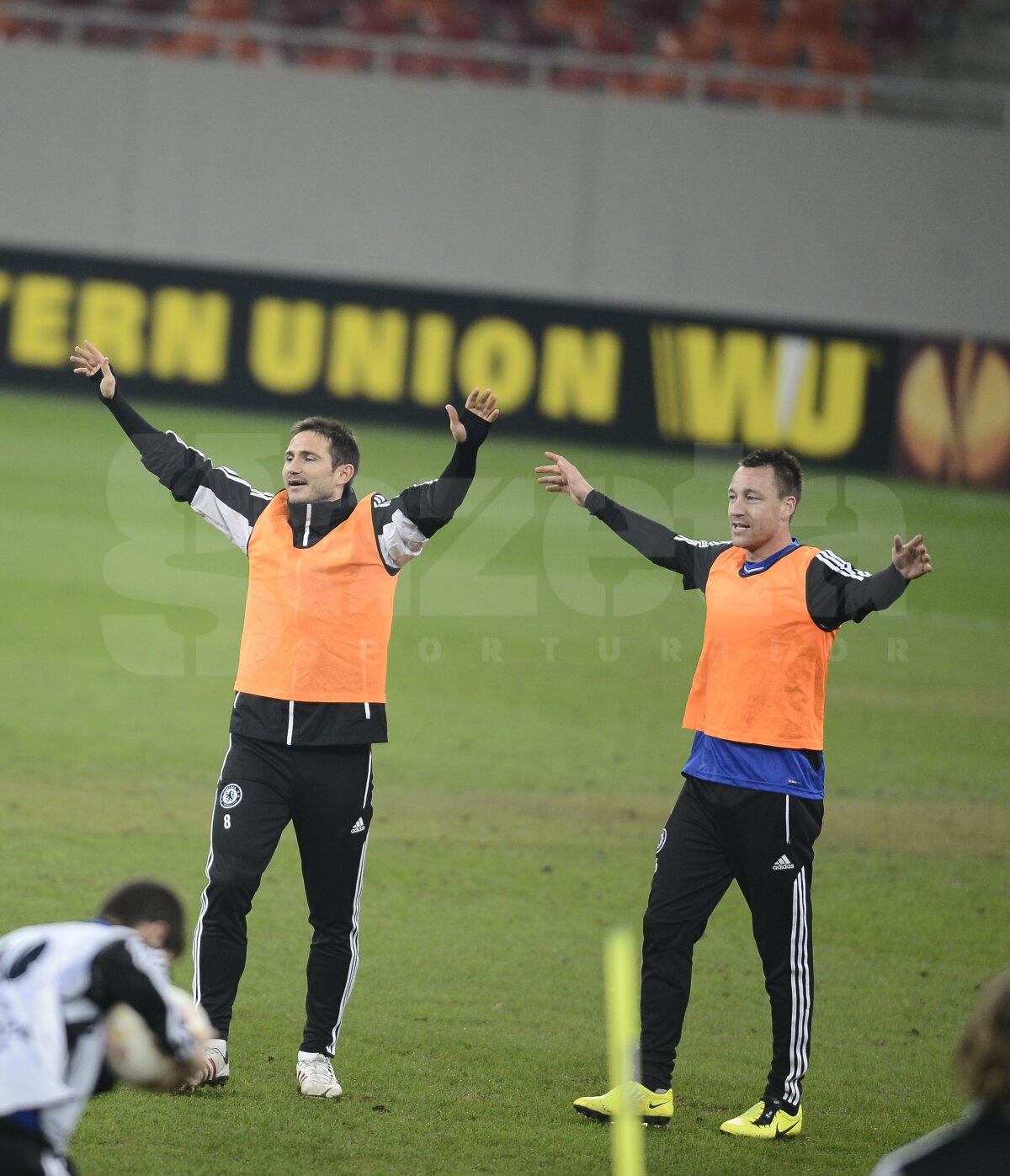 FOTO Spionaţi de Reghe şi MM » Jucătorii lui Chelsea au ridicat brazde pe Arena Naţională