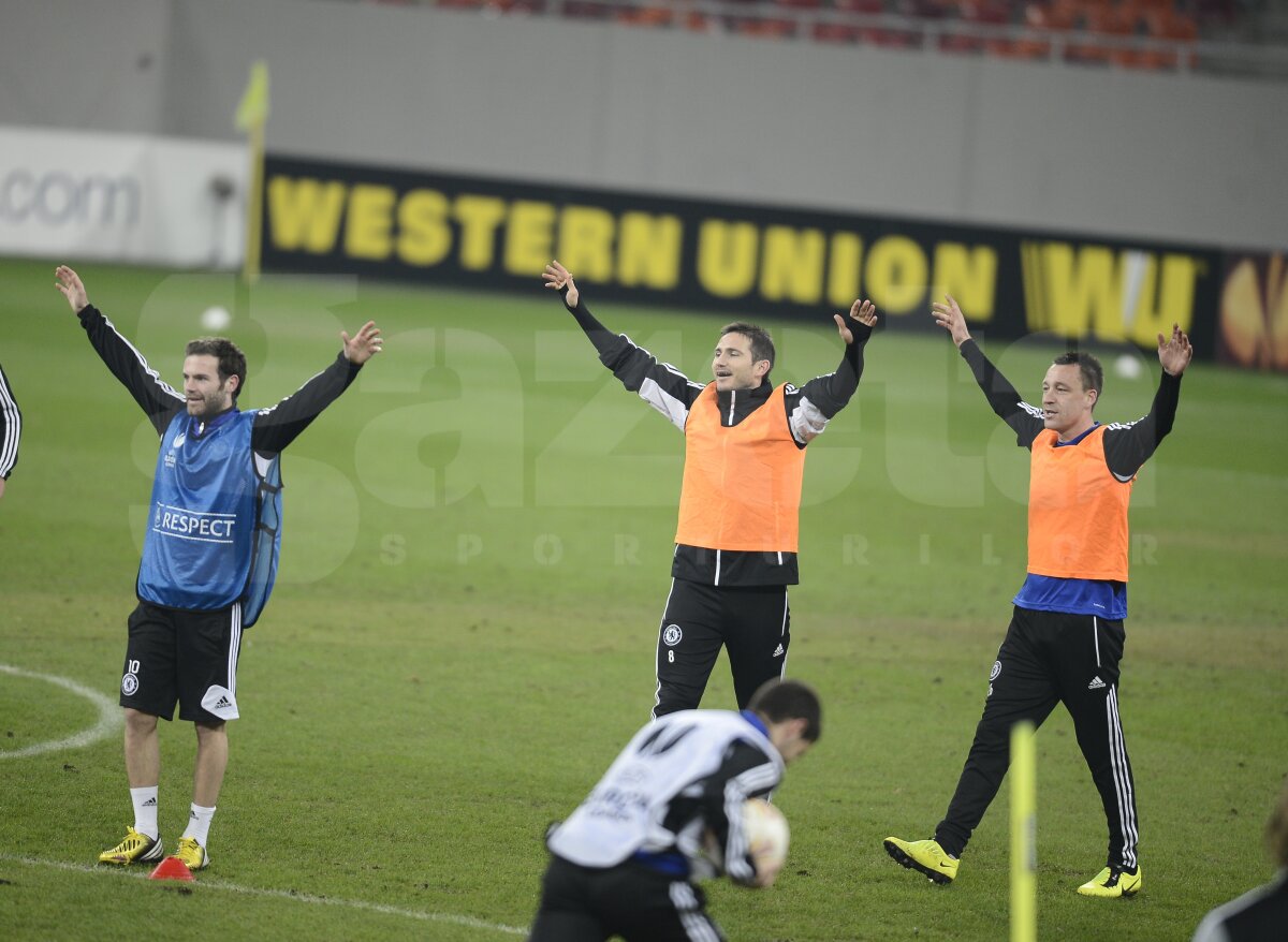 FOTO Spionaţi de Reghe şi MM » Jucătorii lui Chelsea au ridicat brazde pe Arena Naţională