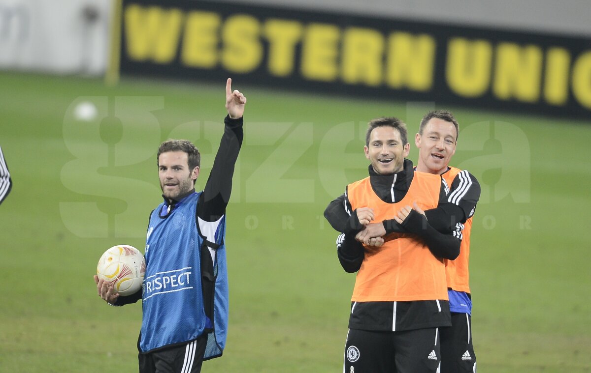 FOTO Spionaţi de Reghe şi MM » Jucătorii lui Chelsea au ridicat brazde pe Arena Naţională