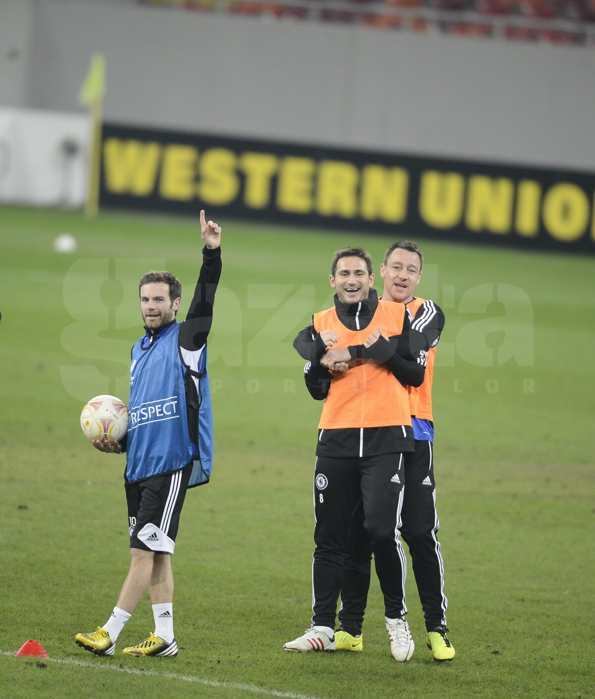 FOTO Spionaţi de Reghe şi MM » Jucătorii lui Chelsea au ridicat brazde pe Arena Naţională