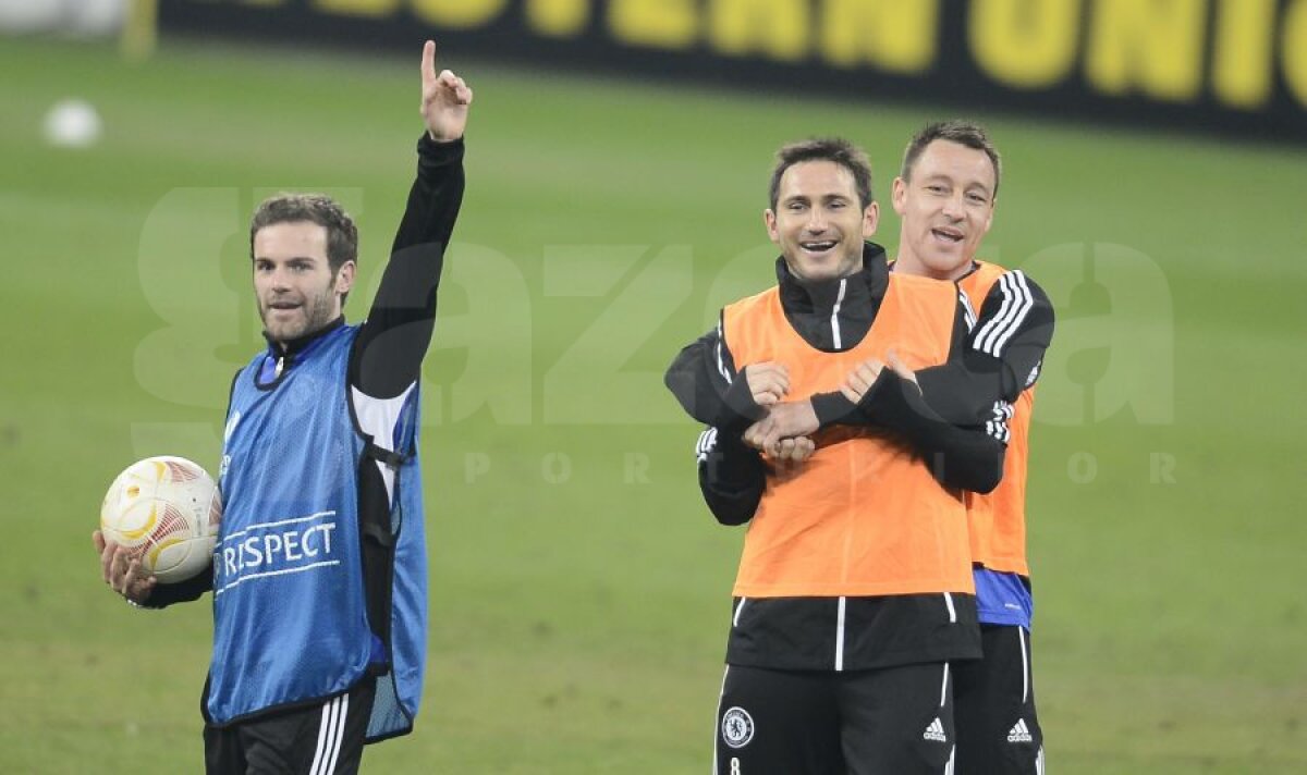 FOTO Spionaţi de Reghe şi MM » Jucătorii lui Chelsea au ridicat brazde pe Arena Naţională