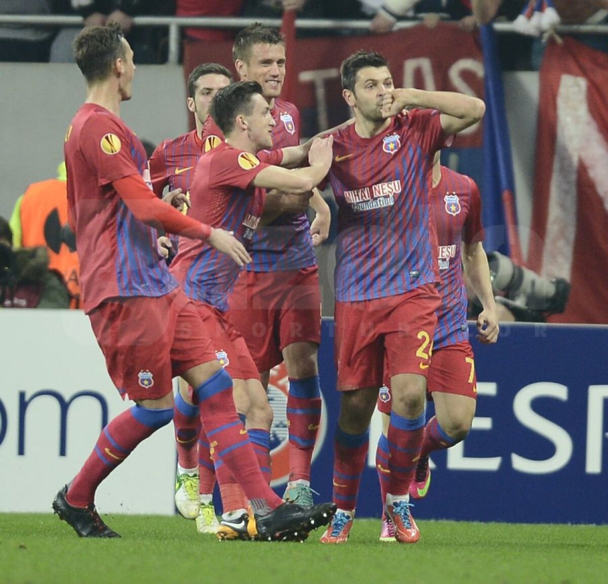 FOTO&VIDEO Mai buni decît campioana Europei! Steaua - Chelsea 1-0 şi "roş-albaştrii" sînt aproape de încă o minune