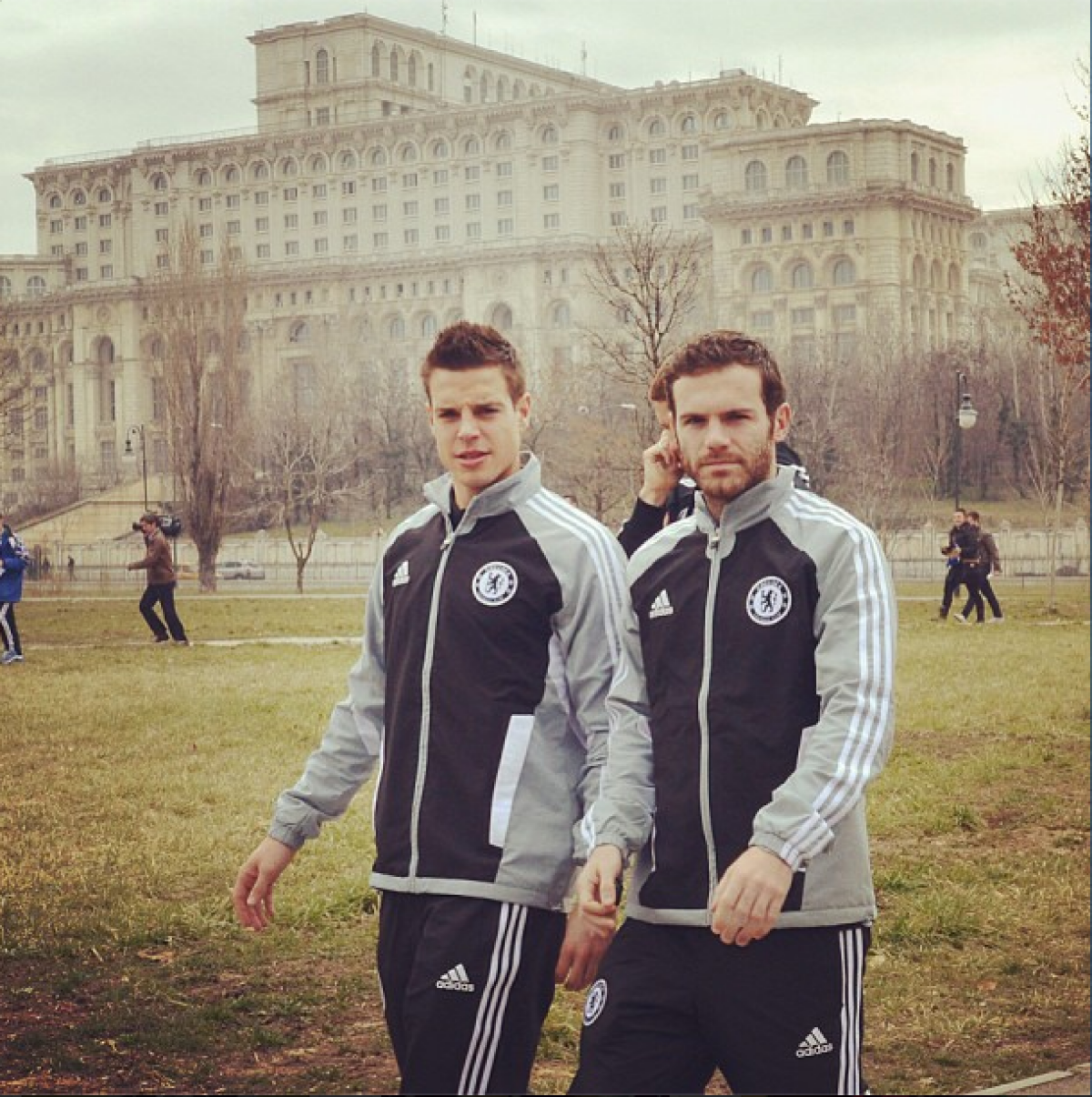 FOTO Chelsea respectă fanii! » Supervedetele englezilor n-au refuzat nici o solicitare pentru poze şi autografe