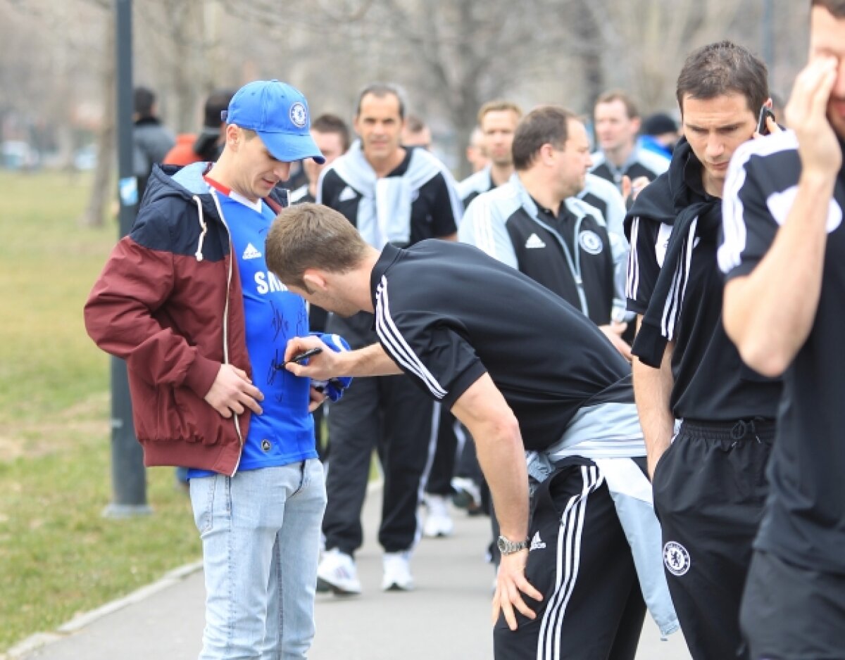 FOTO Chelsea respectă fanii! » Supervedetele englezilor n-au refuzat nici o solicitare pentru poze şi autografe