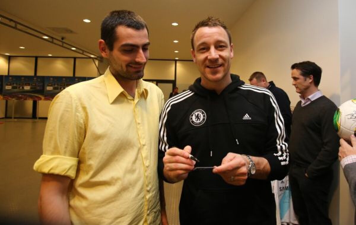 FOTO Chelsea respectă fanii! » Supervedetele englezilor n-au refuzat nici o solicitare pentru poze şi autografe