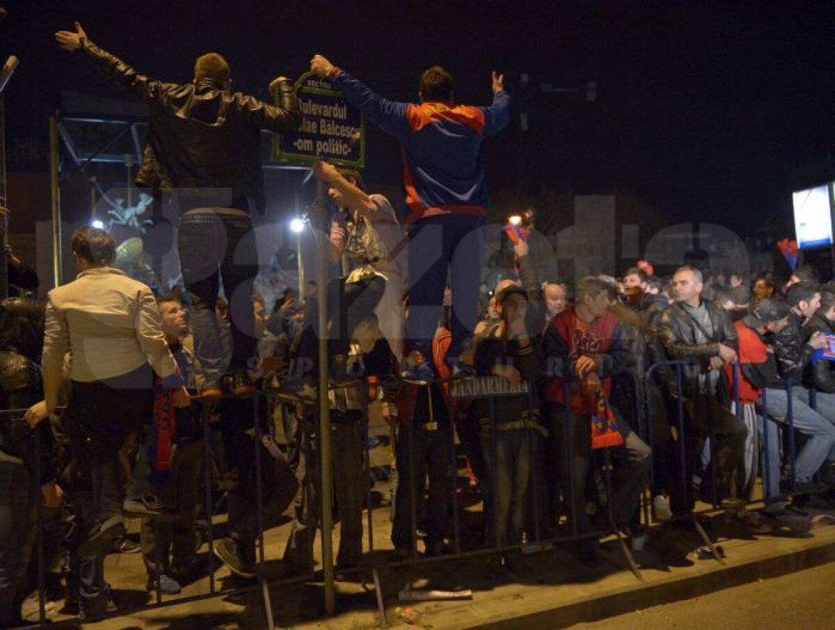 FOTO 7 superimagini de la bucuria suporterilor » Steaua a scos din nou românii în strada