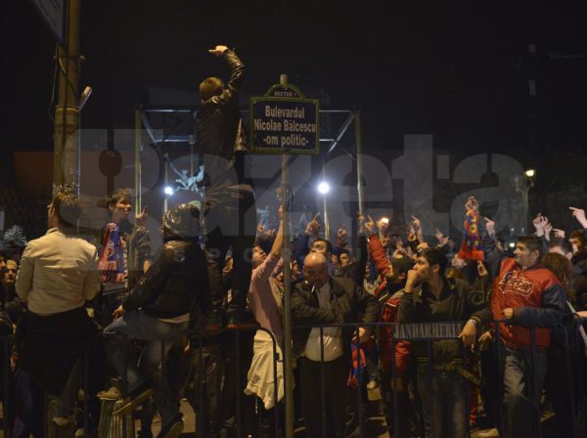 FOTO 7 superimagini de la bucuria suporterilor » Steaua a scos din nou românii în strada