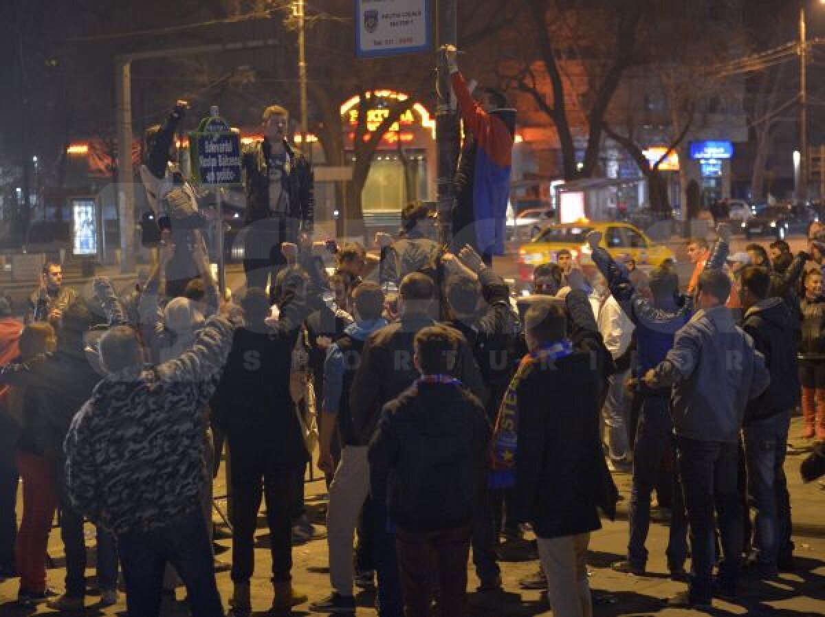 FOTO 7 superimagini de la bucuria suporterilor » Steaua a scos din nou românii în strada