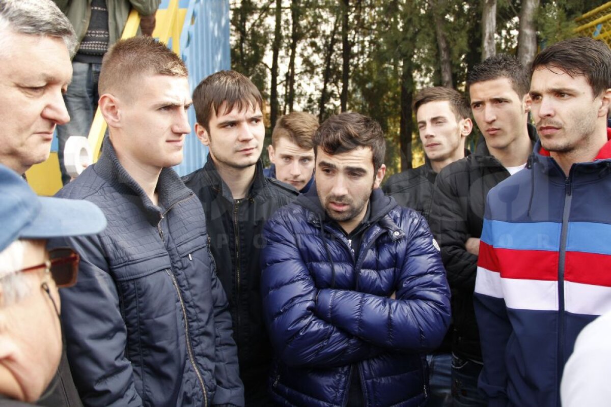 GALERIE FOTO Sportul - Farul, cronica în imagini a unui meci nejucat » Instantanee incredibile cu nebunia creată la stadion