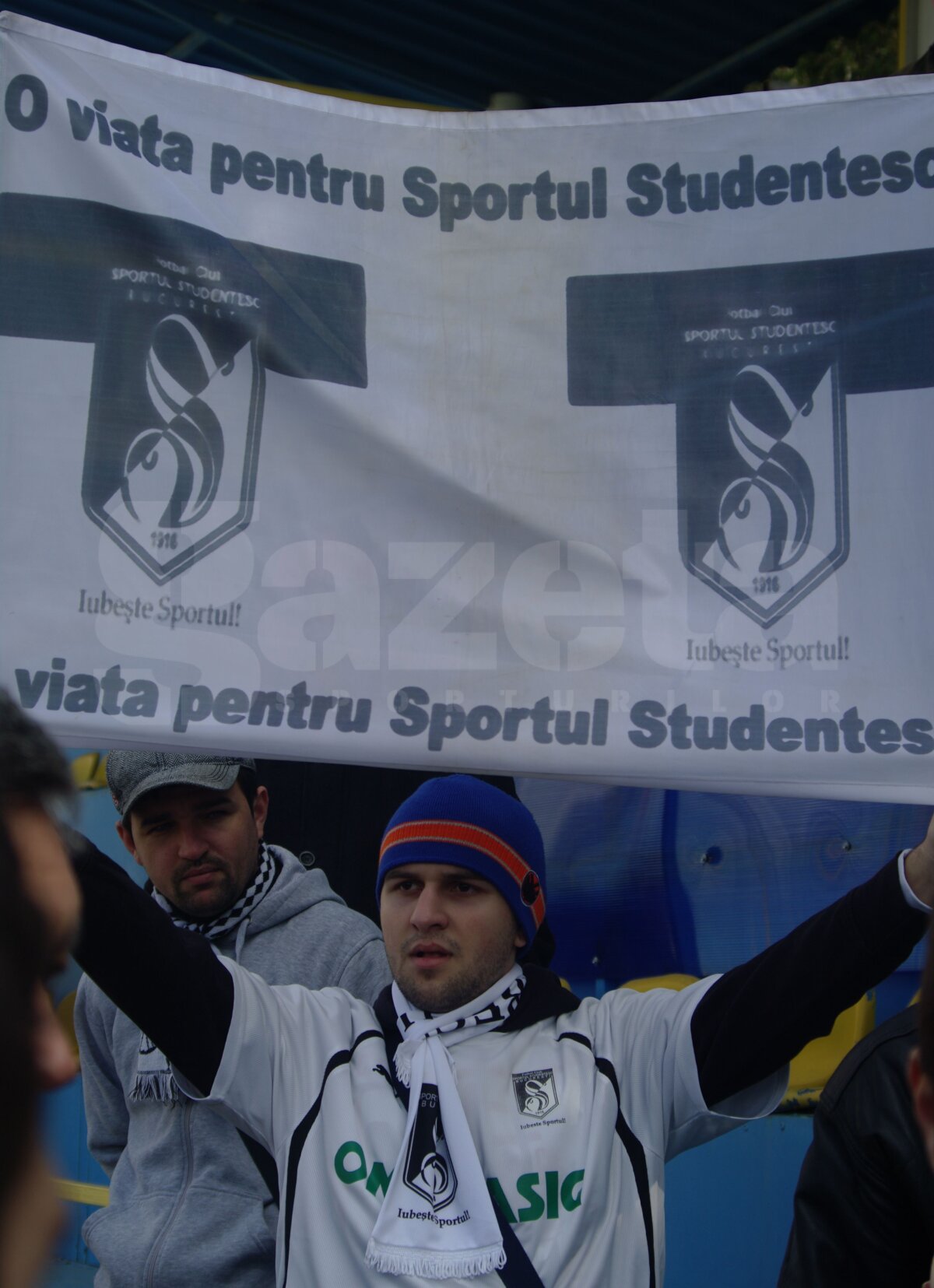 GALERIE FOTO Sportul - Farul, cronica în imagini a unui meci nejucat » Instantanee incredibile cu nebunia creată la stadion