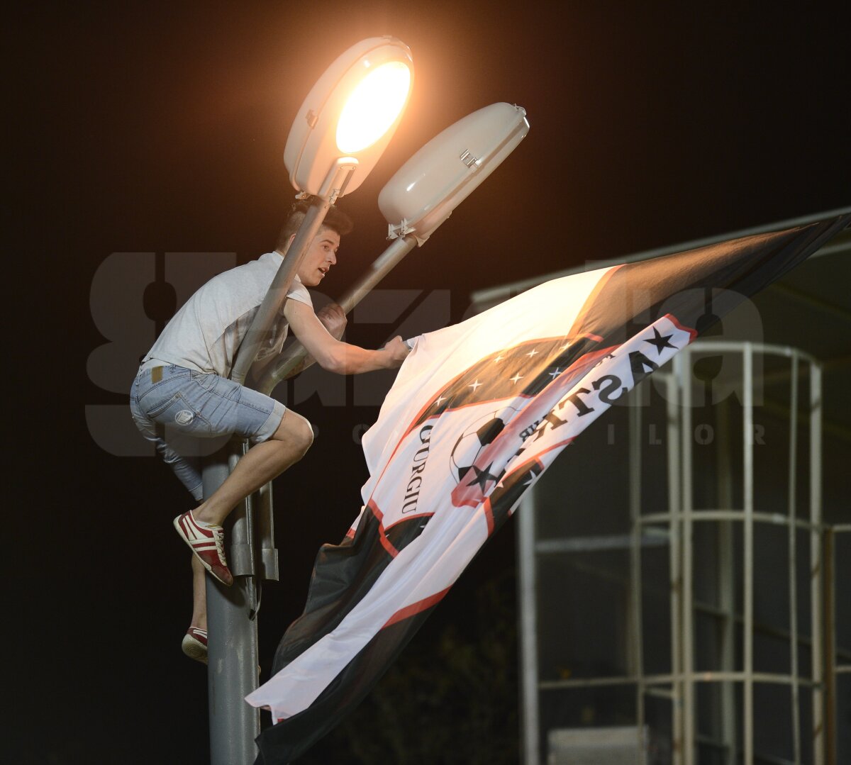FOTO&VIDEO Distracţie cu "stegarii" » Astra - Braşov 3-0 şi giurgiuvenii "arestează" locul 2