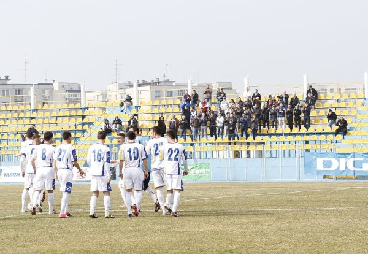 FOTO Scene incredibile la prima etapă din "B" » Sportul a refuzat să joace, Şiman a sărit să-l bată pe Varga!