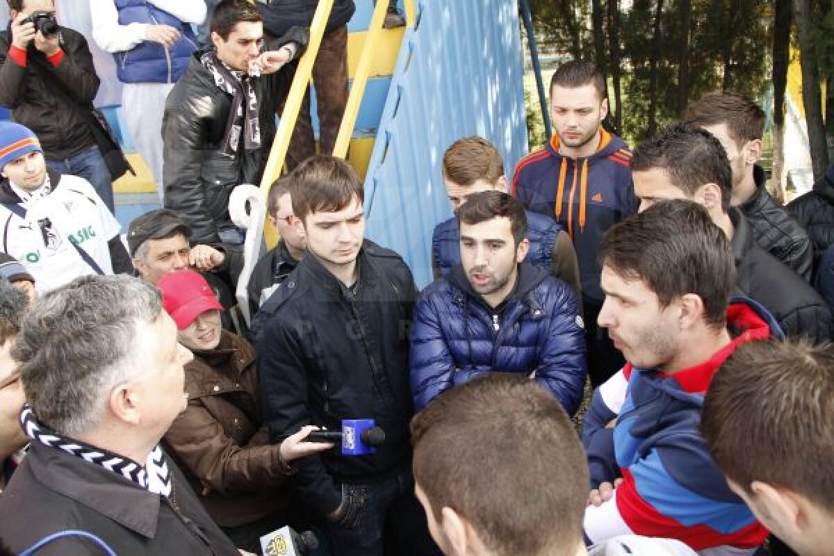 FOTO Scene incredibile la prima etapă din "B" » Sportul a refuzat să joace, Şiman a sărit să-l bată pe Varga!