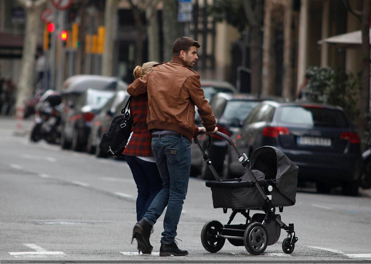 GALERIE FOTO Rolul de părinţi îi prinde de minune pe Gerard Pique şi Shakira
