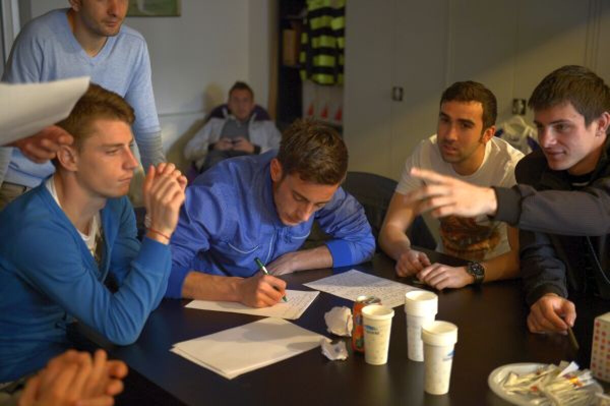 Continuă războiul "studenţilor" cu Şiman » Fotbaliştii s-au strîns ieri la AFAN, au discutat la FRF cu Sandu şi nu s-au antrenat dintr-un motiv incredibil