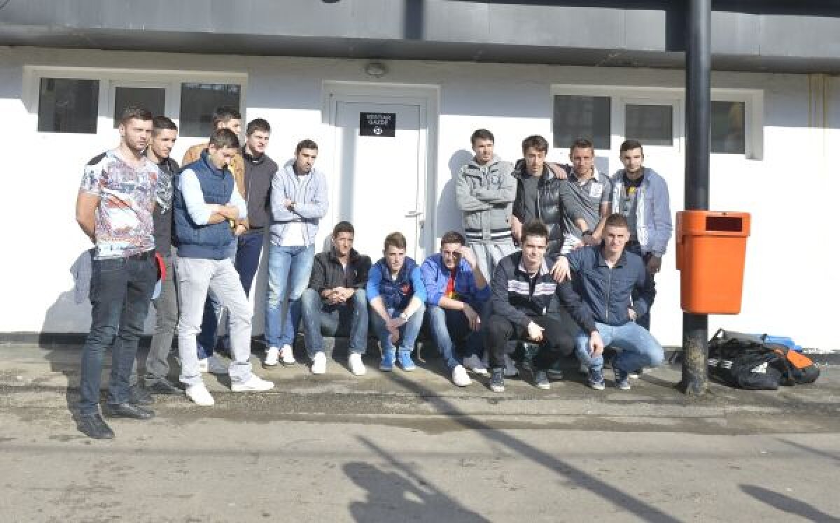 Continuă războiul "studenţilor" cu Şiman » Fotbaliştii s-au strîns ieri la AFAN, au discutat la FRF cu Sandu şi nu s-au antrenat dintr-un motiv incredibil