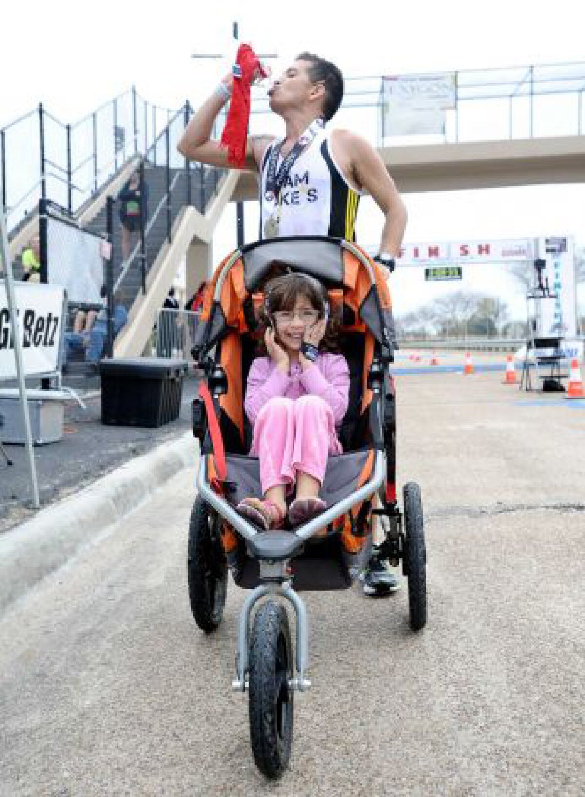 Aşa aleargă un tată » Bolnav de cancer, un bărbat a cîştigat maratonul împingînd şi căruciorul în care se afla fiica sa