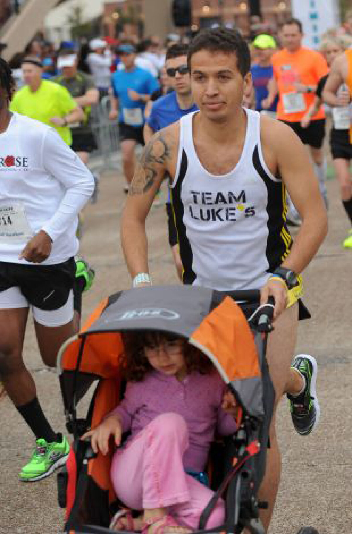 Aşa aleargă un tată » Bolnav de cancer, un bărbat a cîştigat maratonul împingînd şi căruciorul în care se afla fiica sa