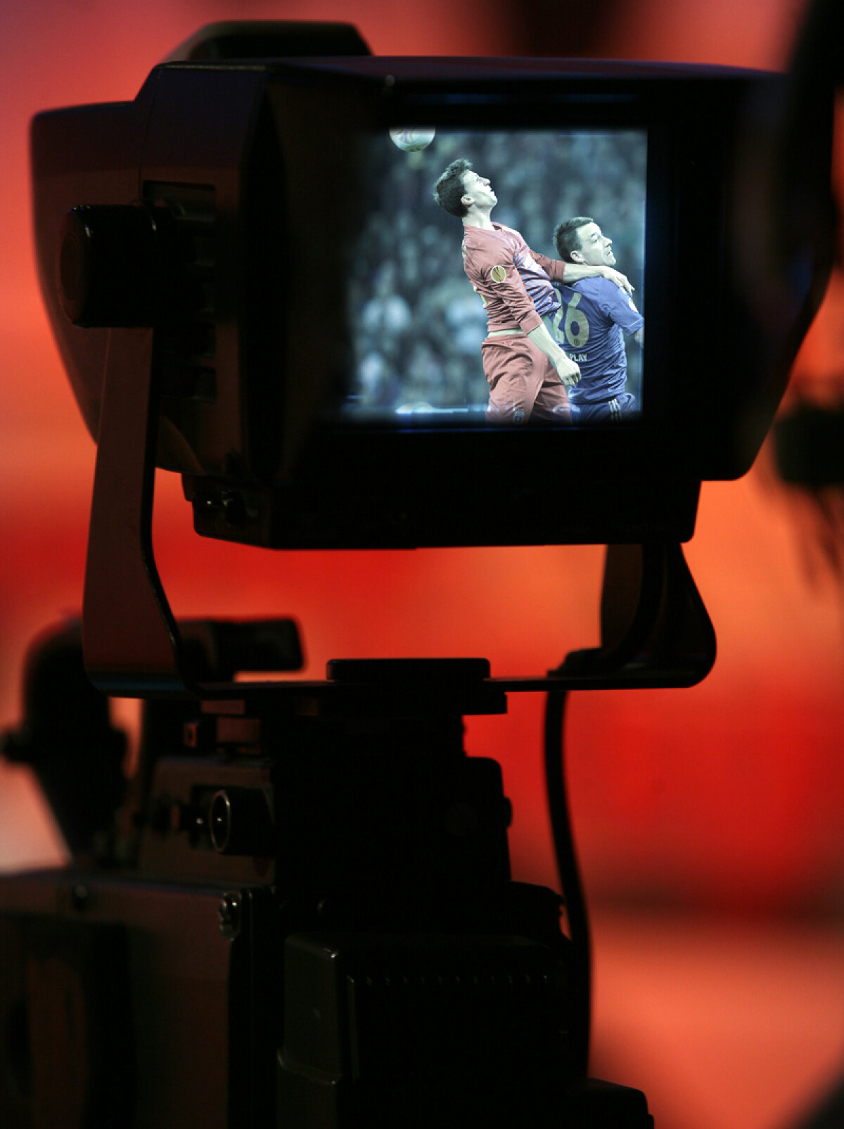 3 televiziuni, 6 comentatori » ProTV, Dolce şi Digi au pregătit cele mai bune voci pentru meciul Chelsea-Steaua