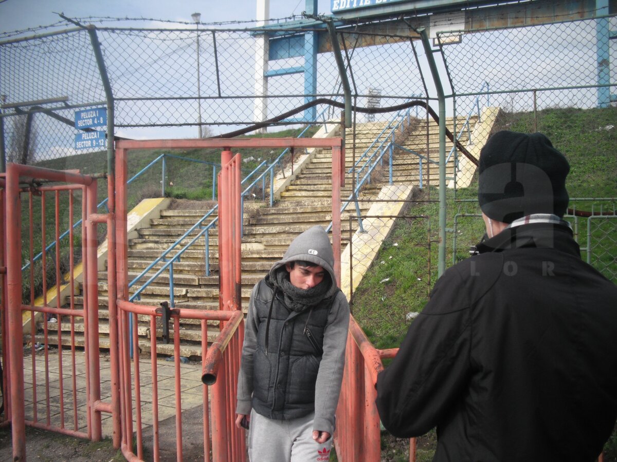 FOTO Craiova nu moare! Un oltean s-a urcat pe un stîlp de nocturnă de pe "Ion Oblemenco" » Mesajul disperat al suporterului