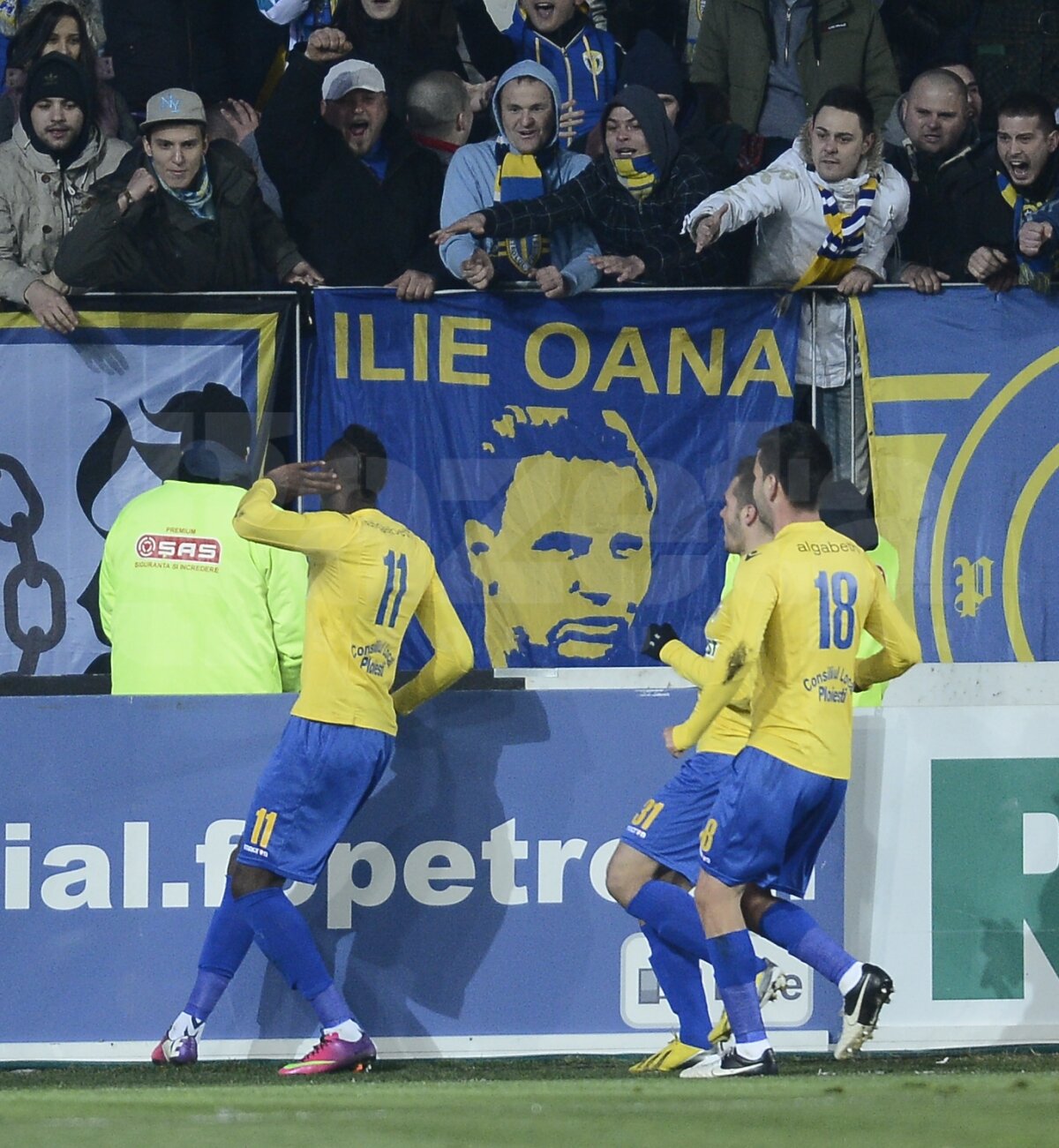 FOTO şi VIDEO Asaltul "lupilor" » Petrolul urcă pe locul 4 după victoria în faţa lui Dinamo, 2-1