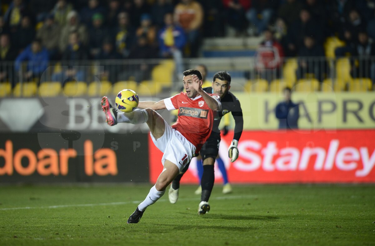 FOTO şi VIDEO Asaltul "lupilor" » Petrolul urcă pe locul 4 după victoria în faţa lui Dinamo, 2-1