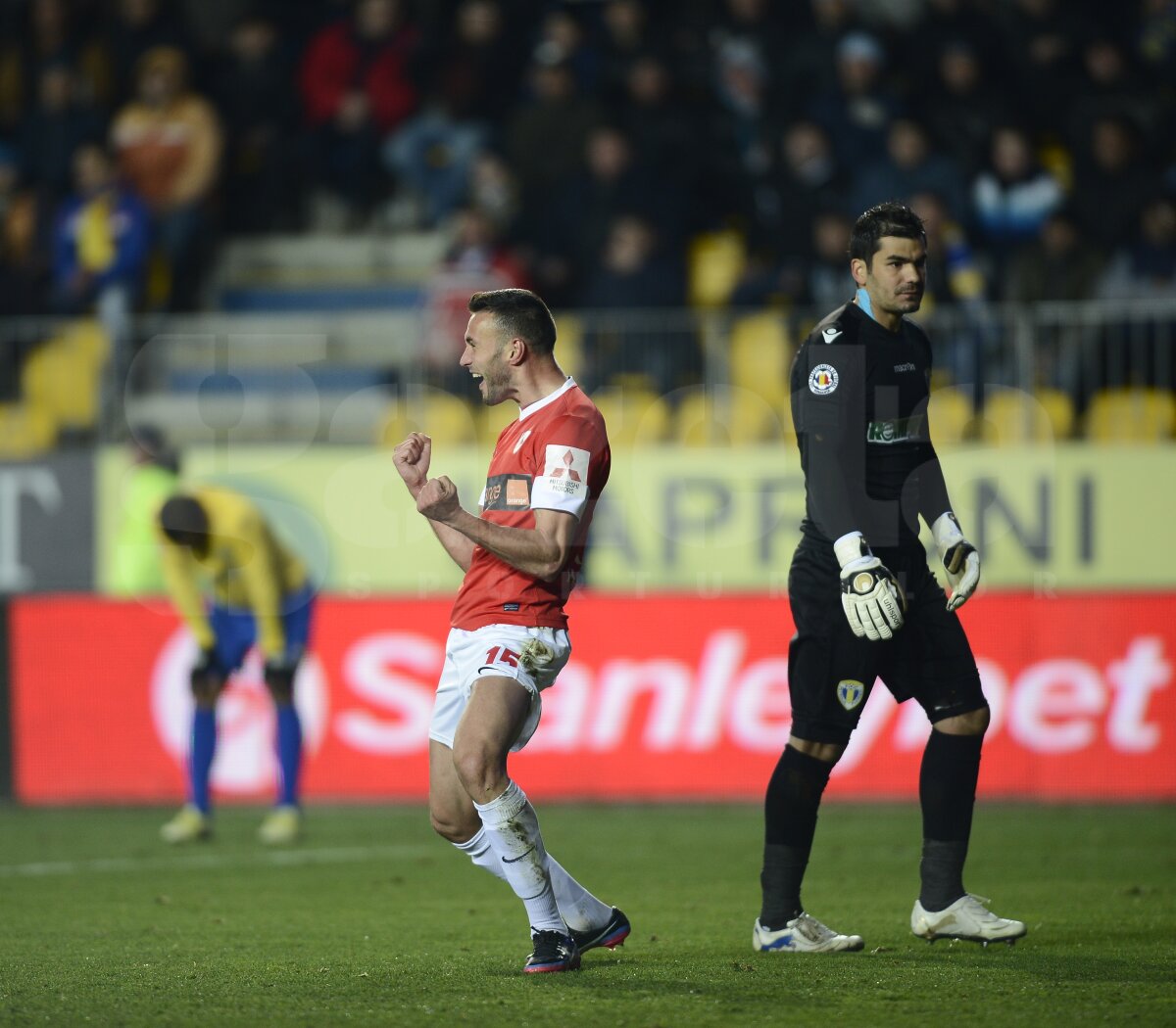 FOTO şi VIDEO Asaltul "lupilor" » Petrolul urcă pe locul 4 după victoria în faţa lui Dinamo, 2-1