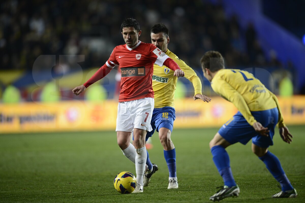 FOTO şi VIDEO Asaltul "lupilor" » Petrolul urcă pe locul 4 după victoria în faţa lui Dinamo, 2-1