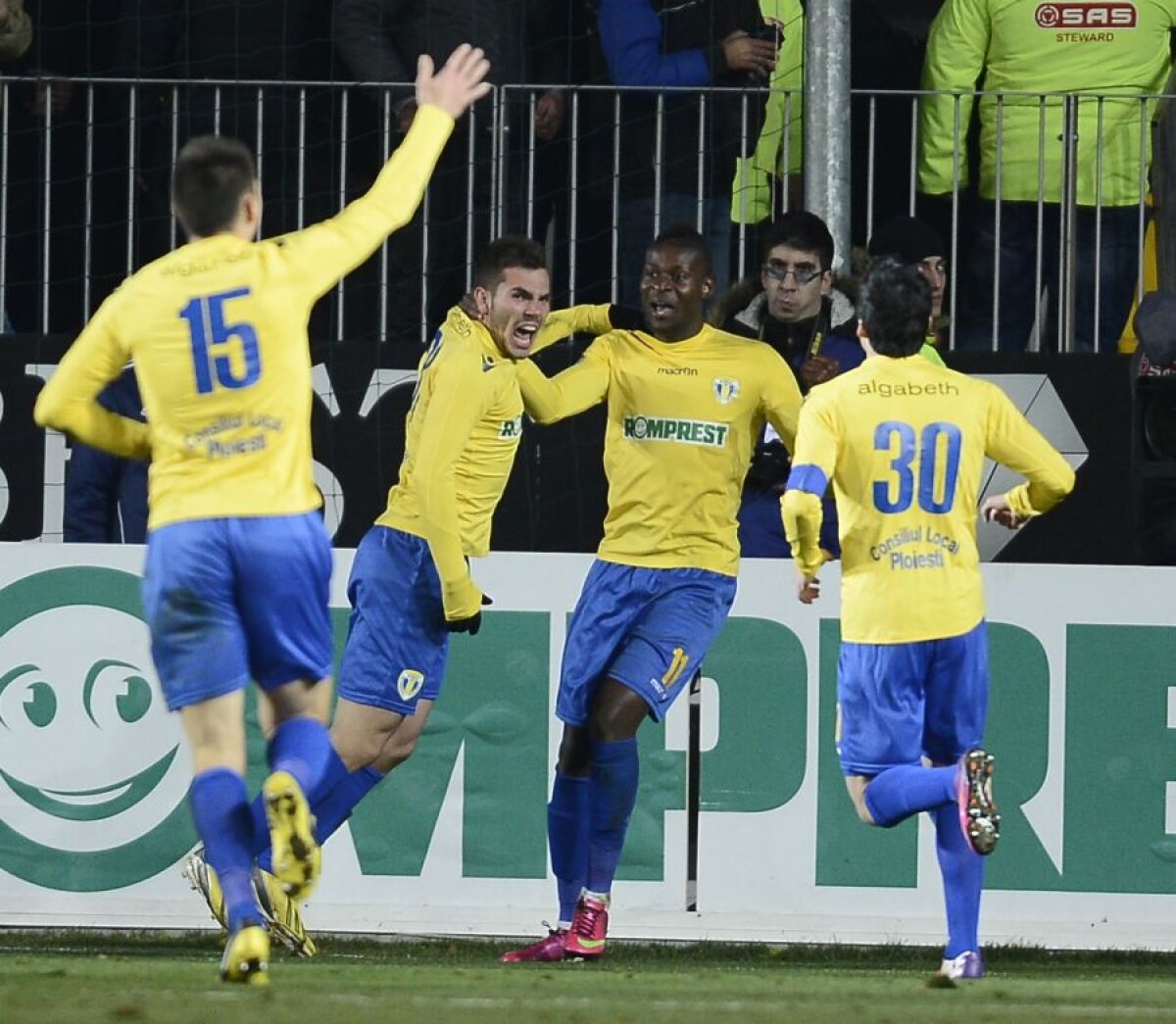 FOTO şi VIDEO Asaltul "lupilor" » Petrolul urcă pe locul 4 după victoria în faţa lui Dinamo, 2-1