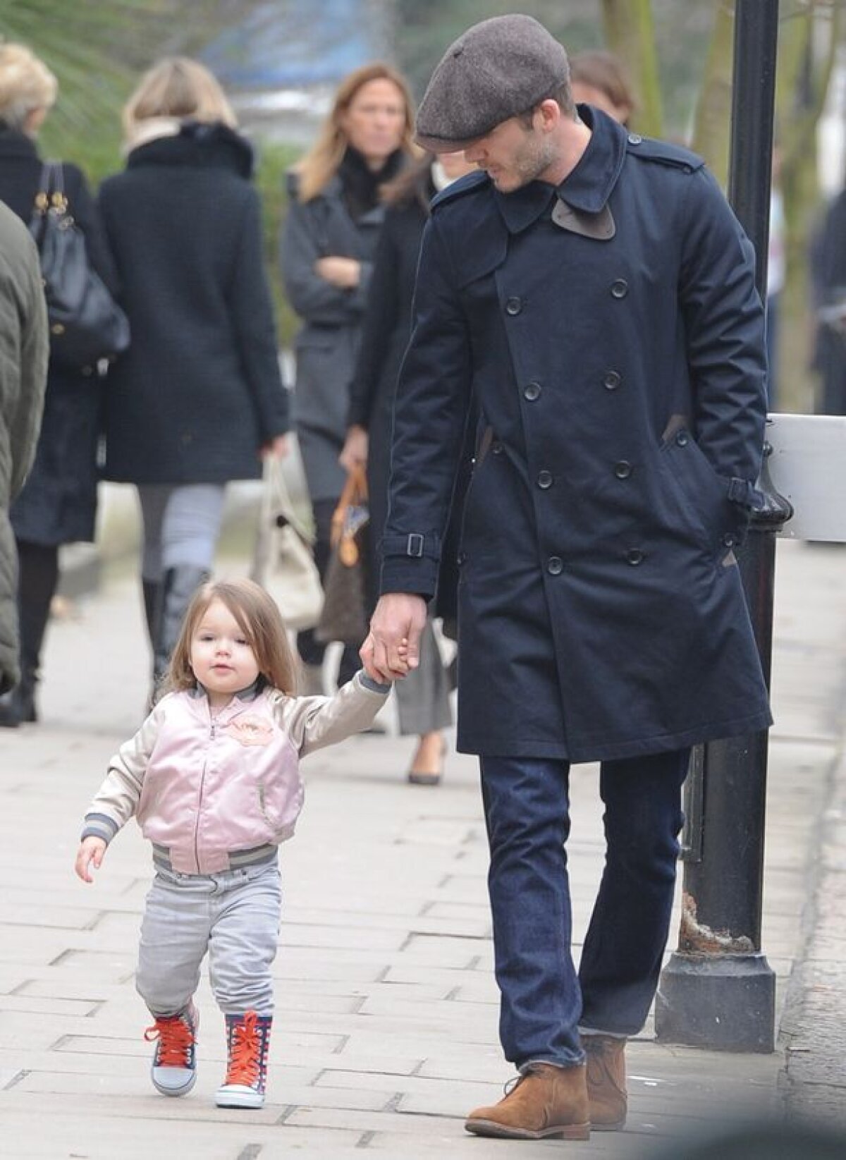 FOTO » Adorabil! Beckham şi-a scos fiica la plimbare prin Londra