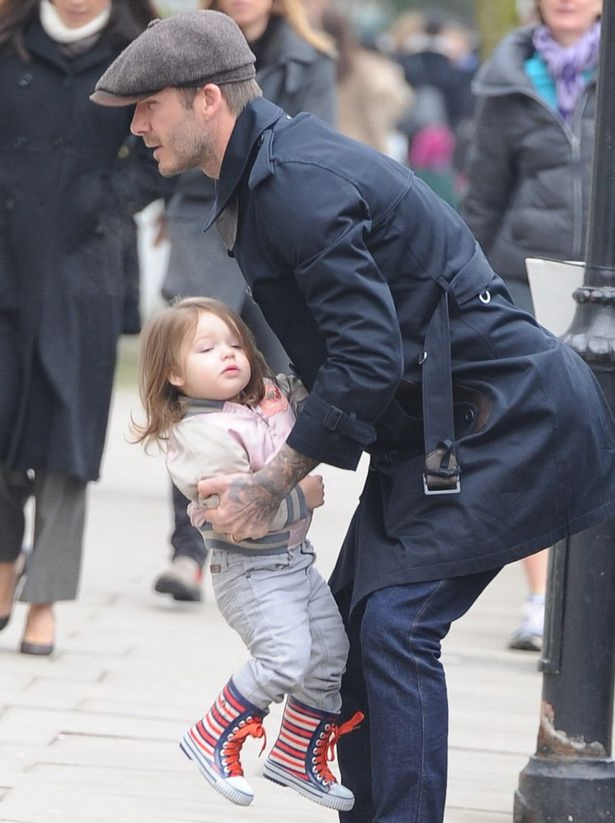 FOTO » Adorabil! Beckham şi-a scos fiica la plimbare prin Londra