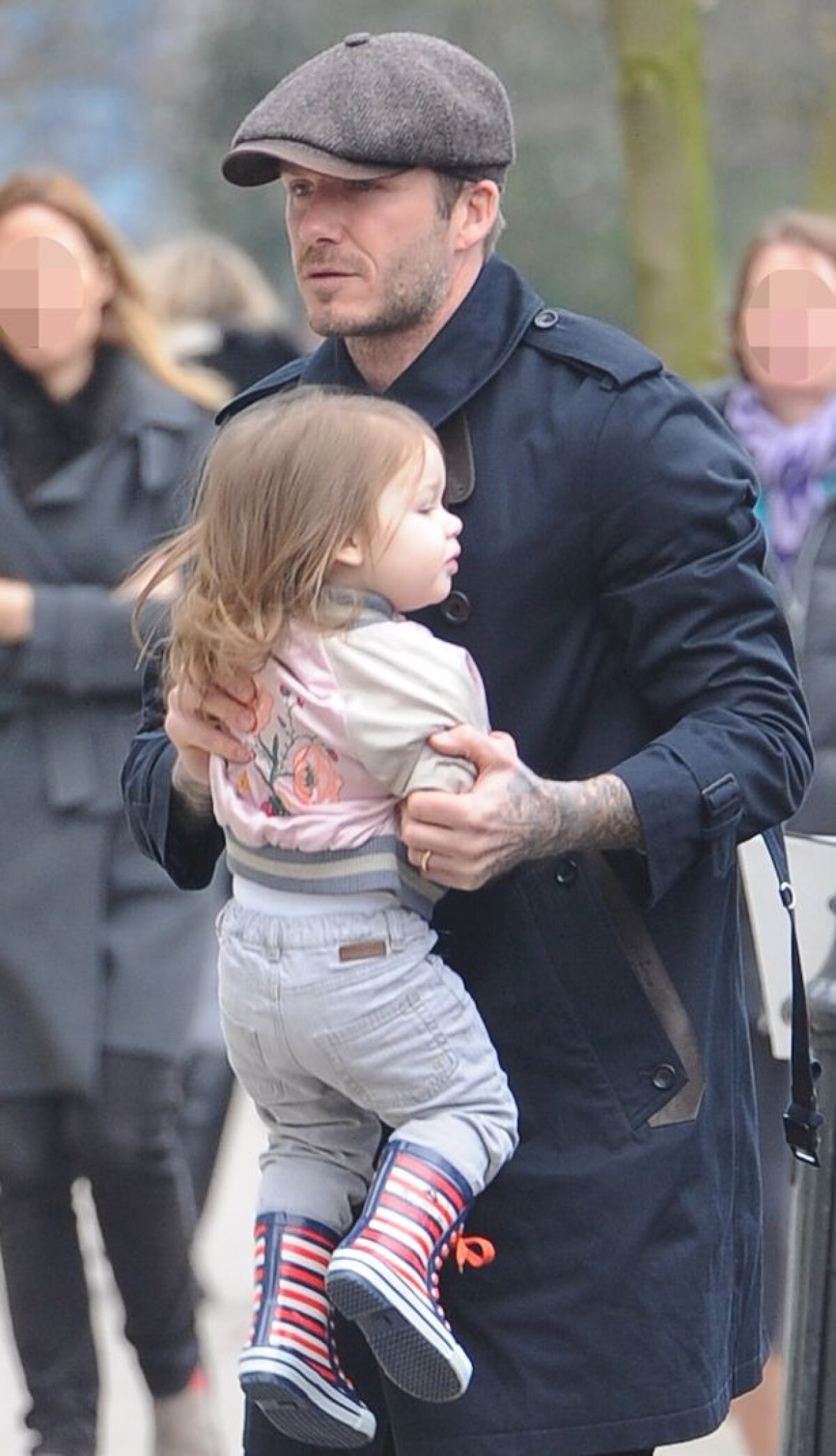 FOTO » Adorabil! Beckham şi-a scos fiica la plimbare prin Londra