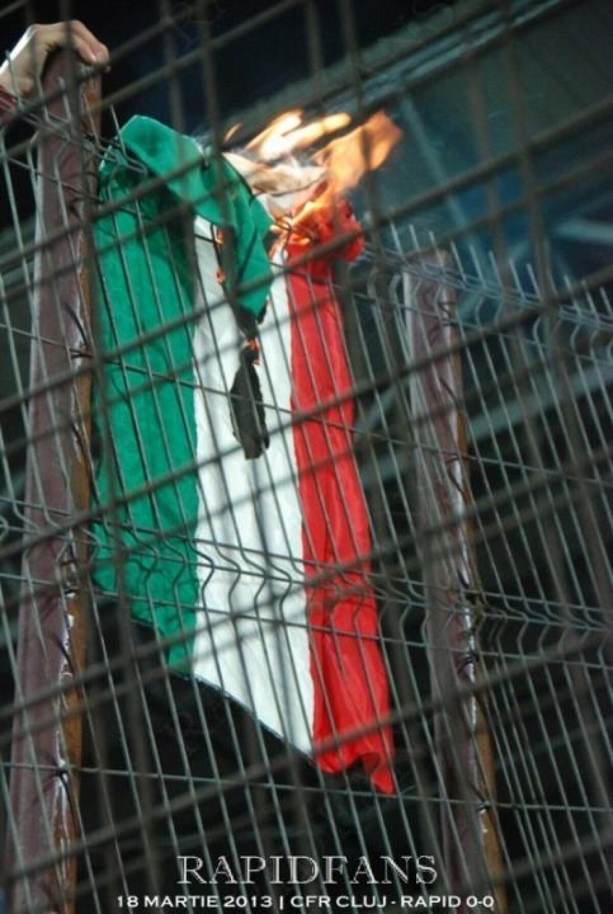 FOTO Fanii Rapidului au dat foc unui steag al Ungariei » Presa maghiară: "Meciul cu România depăşeşte orice"