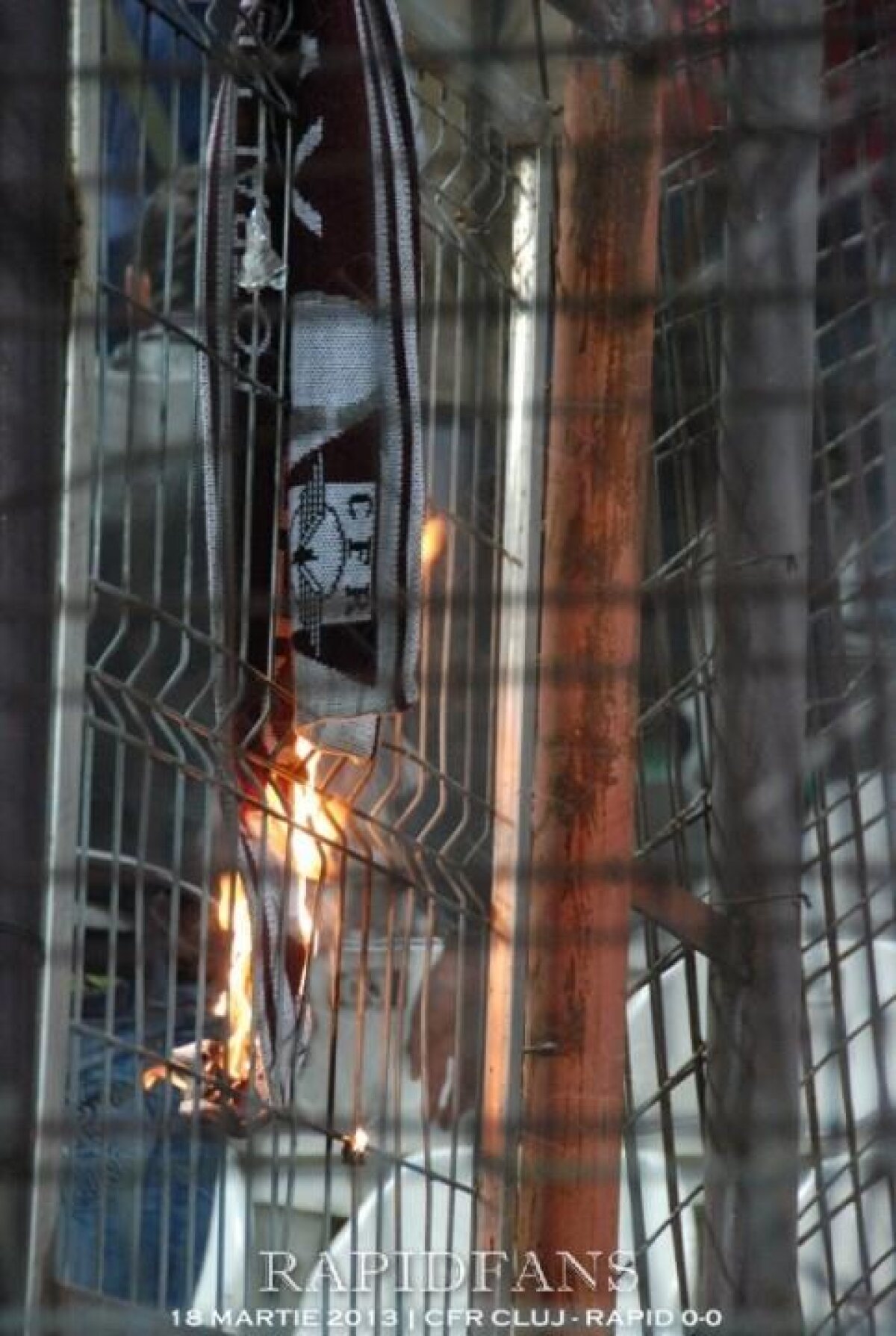 FOTO Fanii Rapidului au dat foc unui steag al Ungariei » Presa maghiară: "Meciul cu România depăşeşte orice"