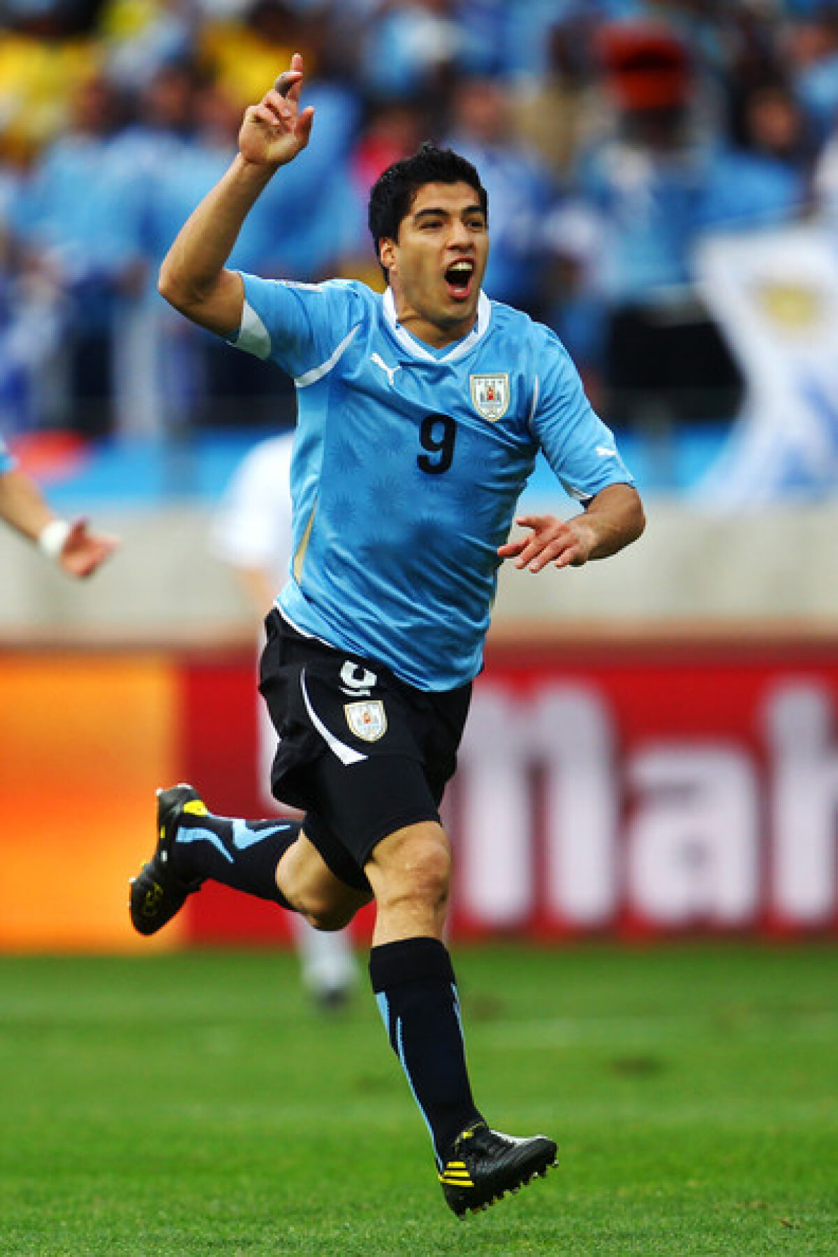 VIDEO şi FOTO Povestea emoţionantă a lui Luis Suarez: Cum a ajuns idol puştiul care "aduna monede de pe jos pentru a-i face cadouri iubitei"