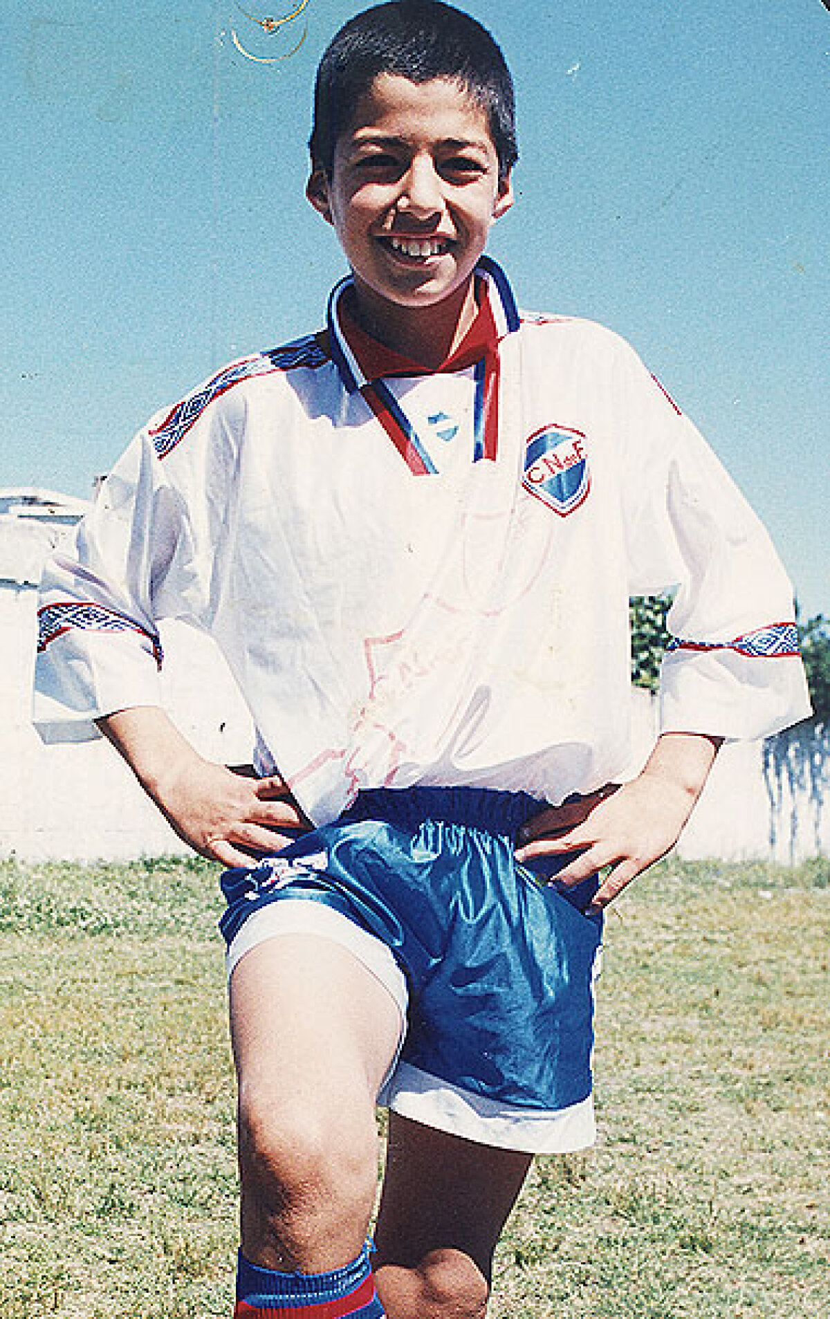 VIDEO şi FOTO Povestea emoţionantă a lui Luis Suarez: Cum a ajuns idol puştiul care "aduna monede de pe jos pentru a-i face cadouri iubitei"