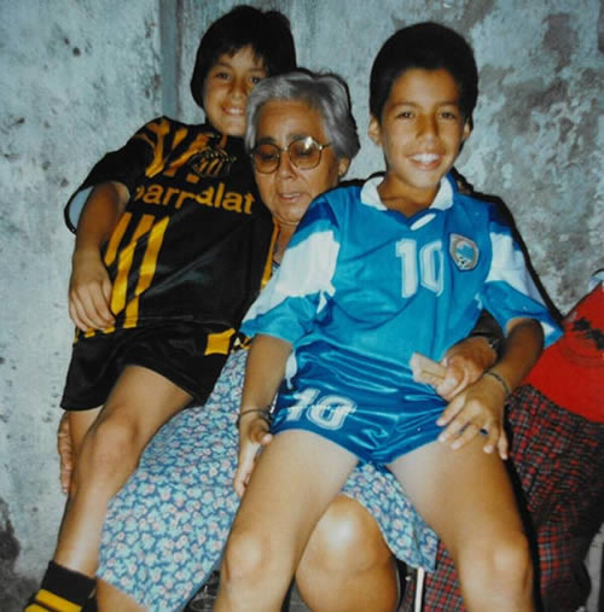 VIDEO şi FOTO Povestea emoţionantă a lui Luis Suarez: Cum a ajuns idol puştiul care "aduna monede de pe jos pentru a-i face cadouri iubitei"