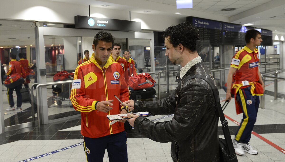 GALERIE FOTO Naţionala României a ajuns la Budapesta! Mutu şi compania au părut relaxaţi pe aeroport