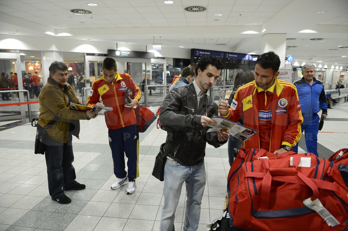 GALERIE FOTO Naţionala României a ajuns la Budapesta! Mutu şi compania au părut relaxaţi pe aeroport