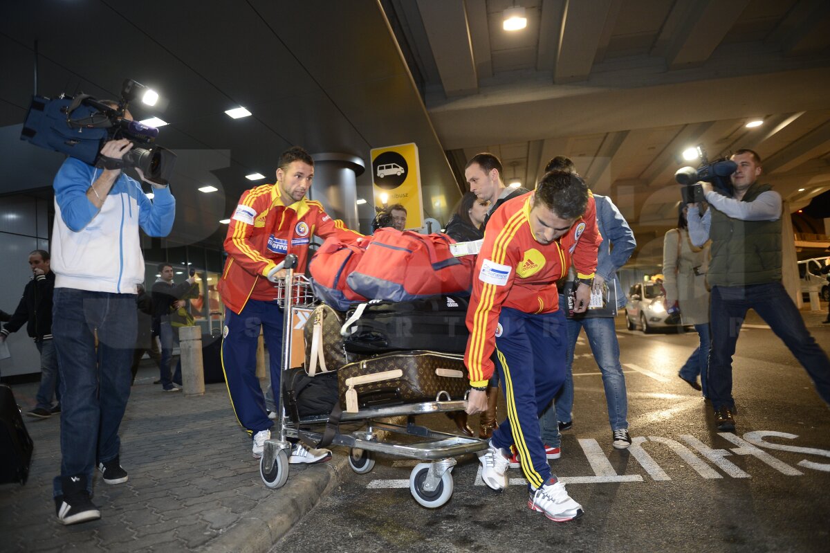 GALERIE FOTO Naţionala României a ajuns la Budapesta! Mutu şi compania au părut relaxaţi pe aeroport