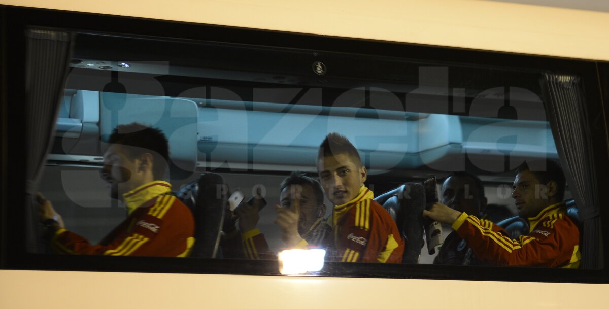 GALERIE FOTO Naţionala României a ajuns la Budapesta! Mutu şi compania au părut relaxaţi pe aeroport