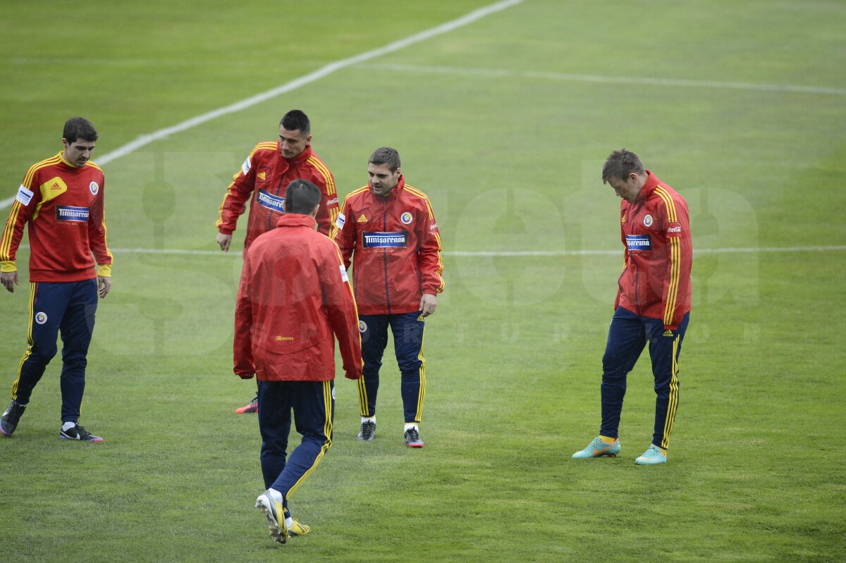 FOTO Uniţi împotriva ploii şi a gazonului prost » Tricolorii au efectuat antrenamentul oficial