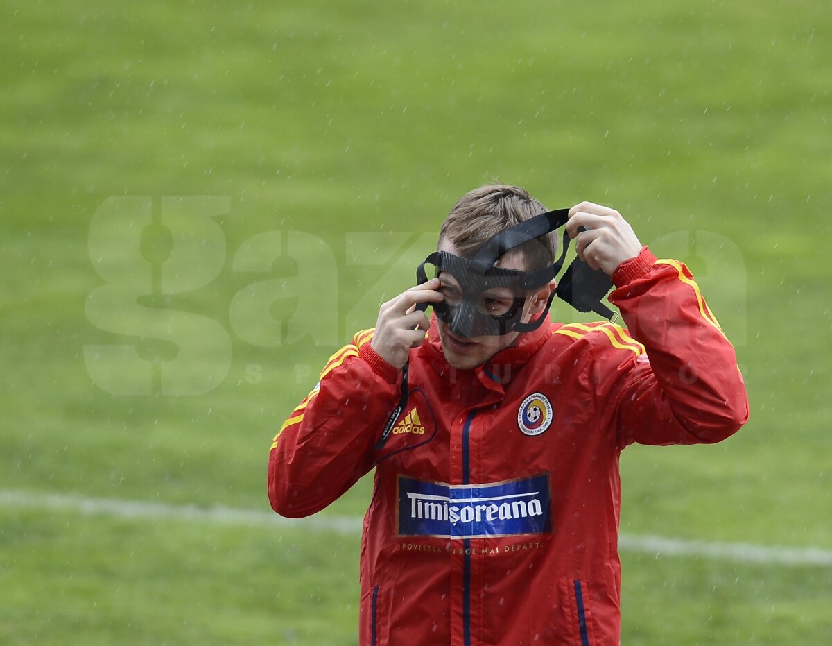 FOTO Uniţi împotriva ploii şi a gazonului prost » Tricolorii au efectuat antrenamentul oficial