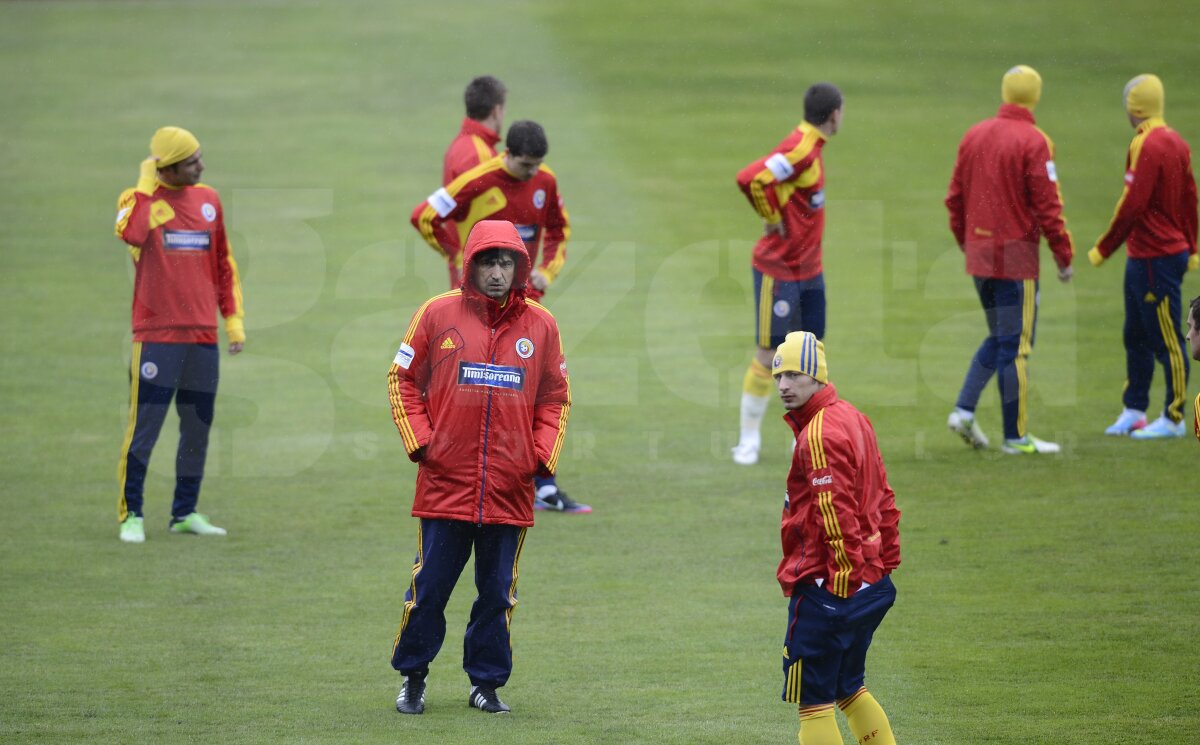 FOTO Uniţi împotriva ploii şi a gazonului prost » Tricolorii au efectuat antrenamentul oficial