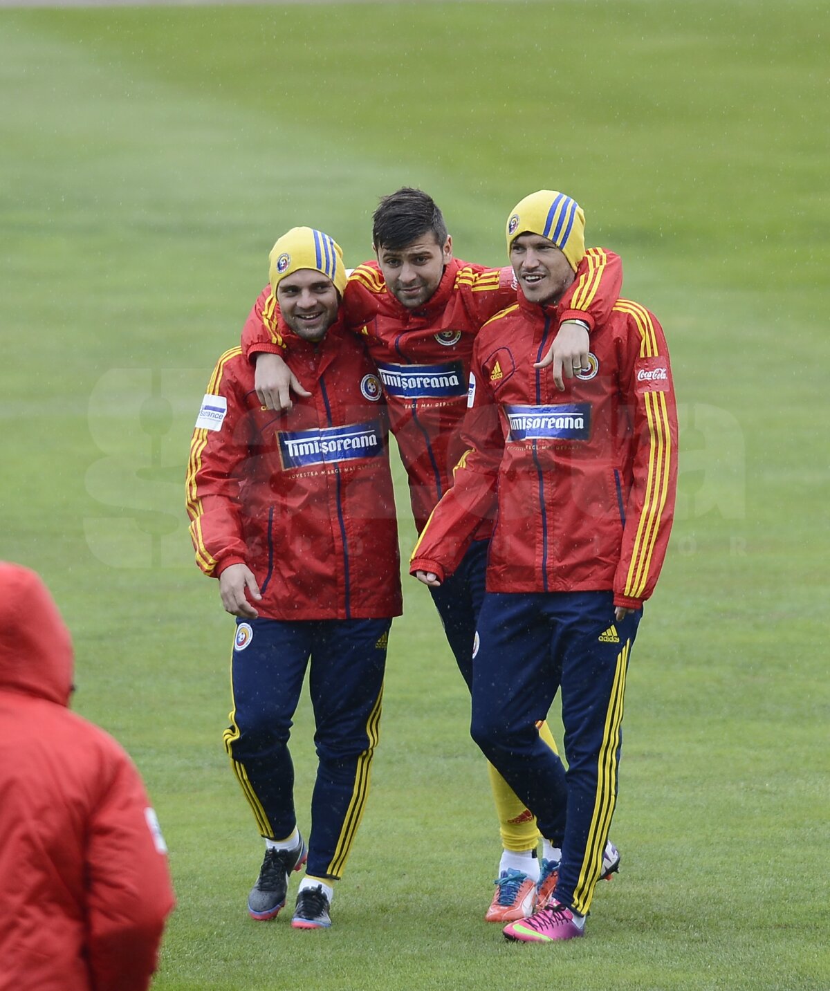 FOTO Uniţi împotriva ploii şi a gazonului prost » Tricolorii au efectuat antrenamentul oficial