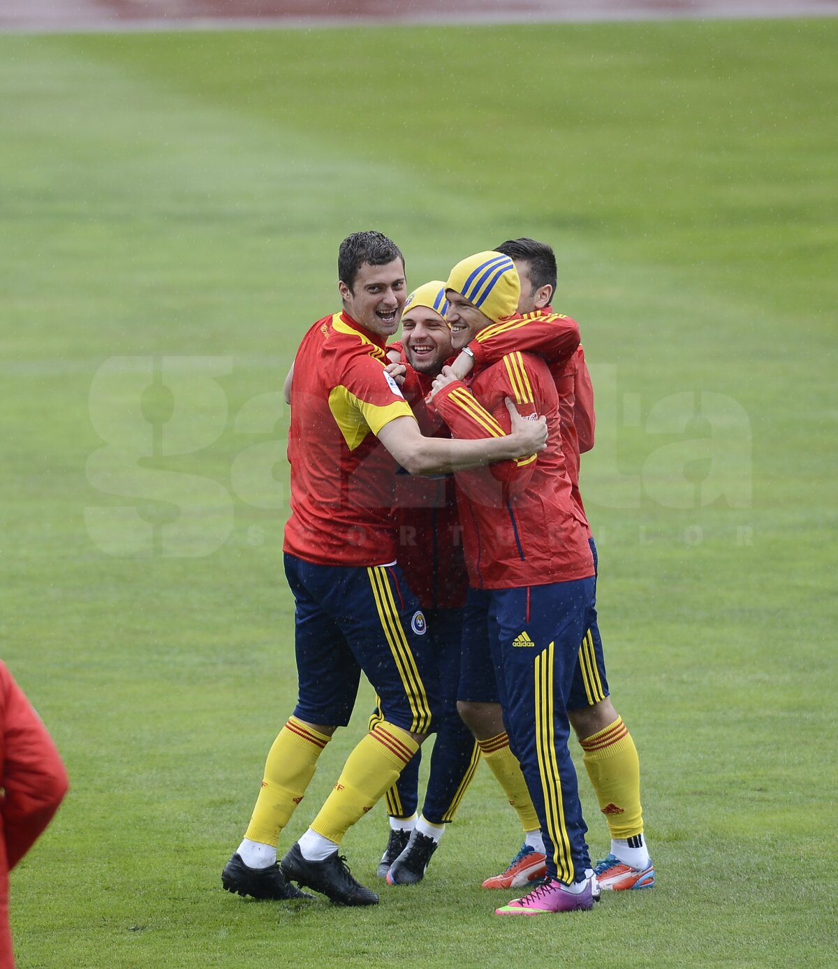 FOTO Uniţi împotriva ploii şi a gazonului prost » Tricolorii au efectuat antrenamentul oficial