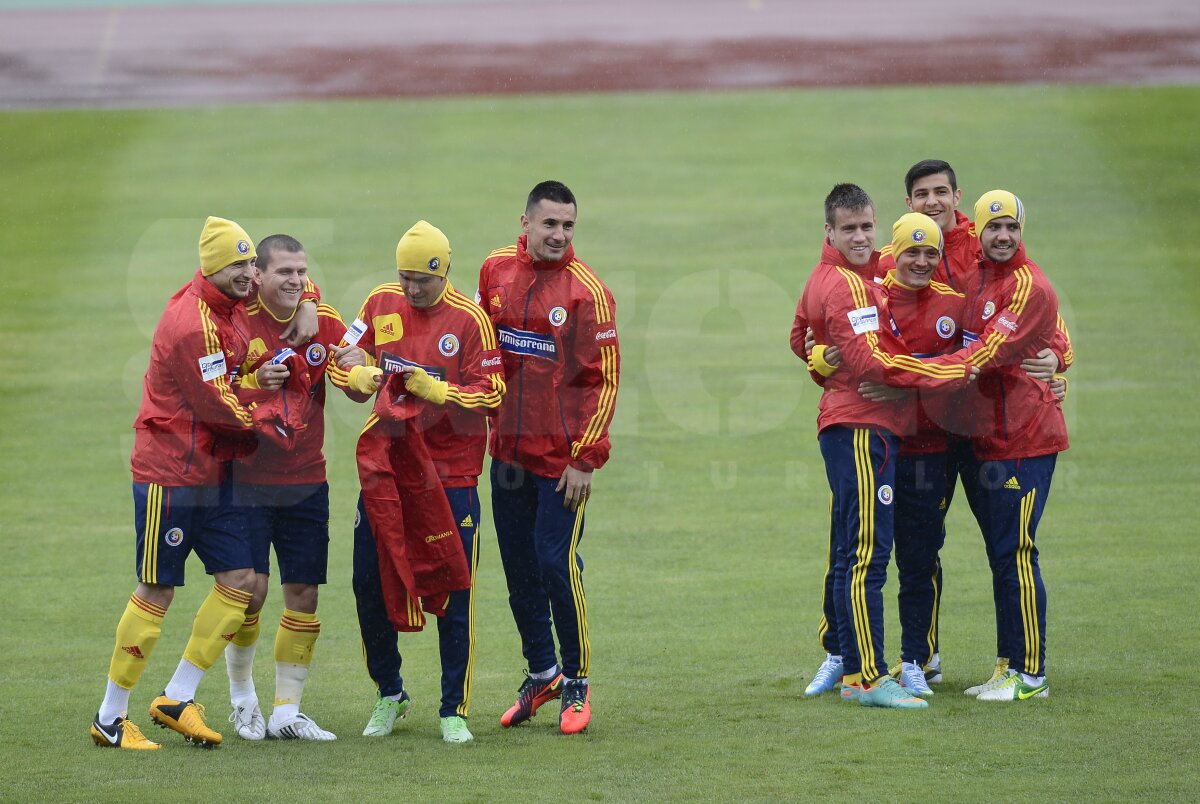 FOTO Uniţi împotriva ploii şi a gazonului prost » Tricolorii au efectuat antrenamentul oficial