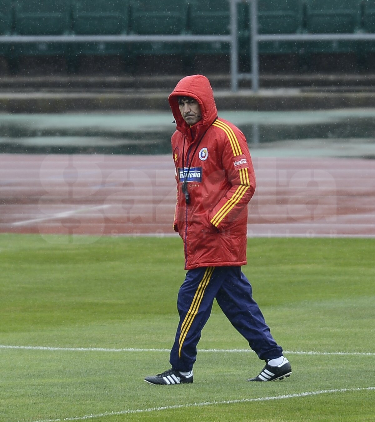 FOTO Uniţi împotriva ploii şi a gazonului prost » Tricolorii au efectuat antrenamentul oficial