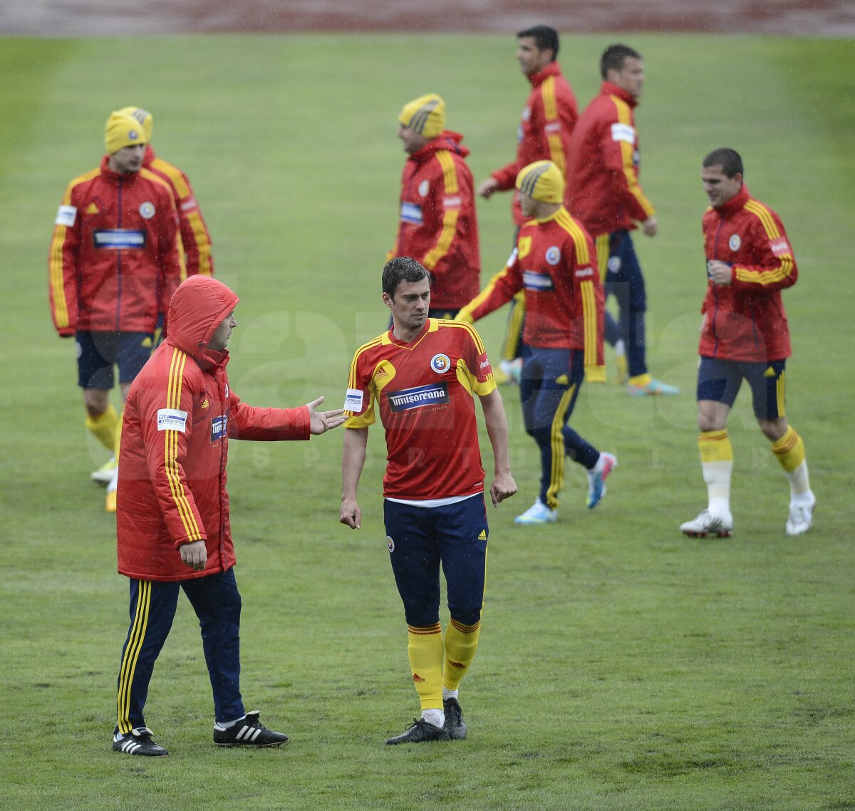 FOTO Uniţi împotriva ploii şi a gazonului prost » Tricolorii au efectuat antrenamentul oficial